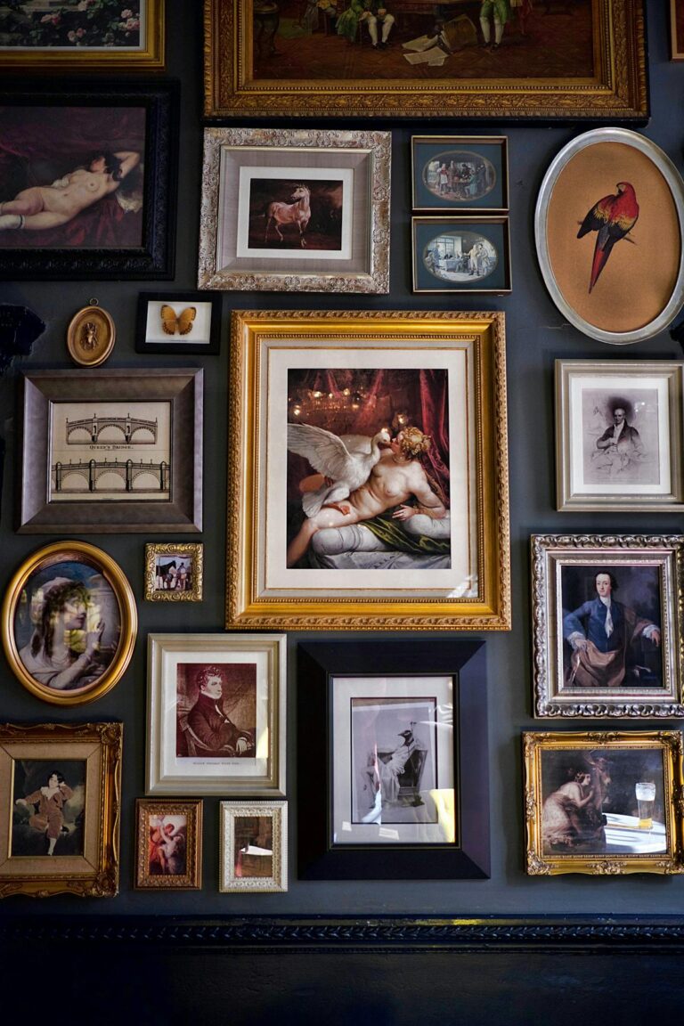 7 Erreurs à Éviter Quand on Encadre une Affiche Ancienne