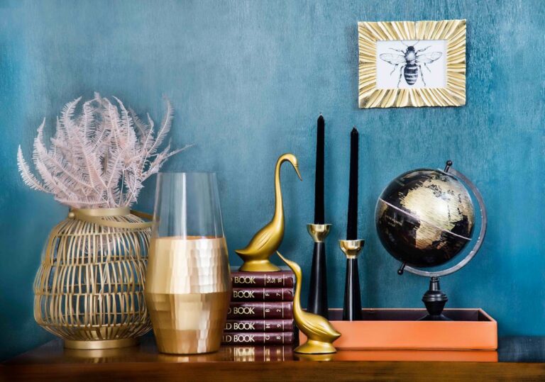 Comment Décorer un Salon avec des Affiches Vintage : Le Guide Pièce par Pièce